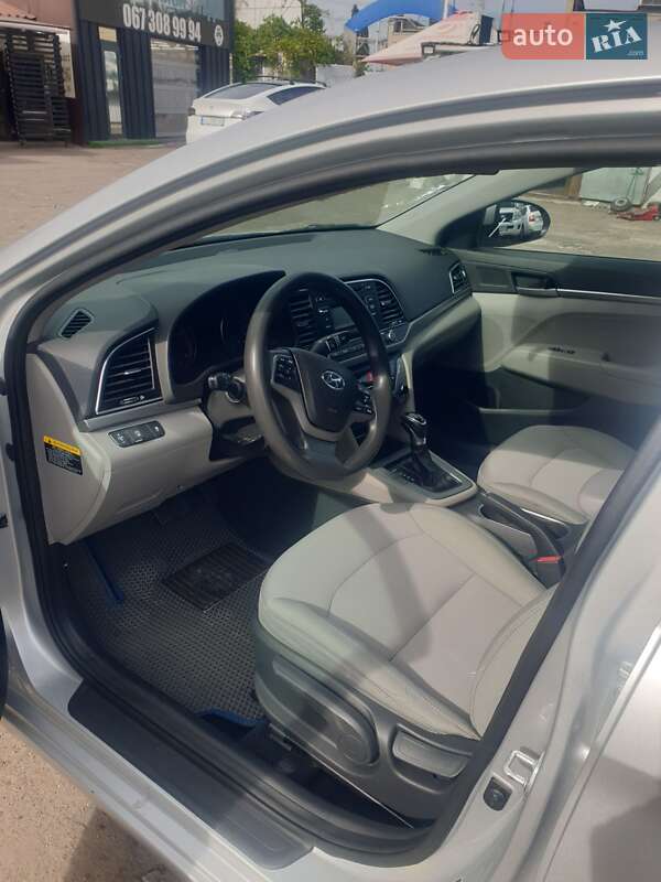 Седан Hyundai Elantra 2016 в Киеве