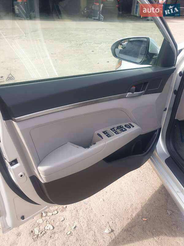 Седан Hyundai Elantra 2016 в Киеве