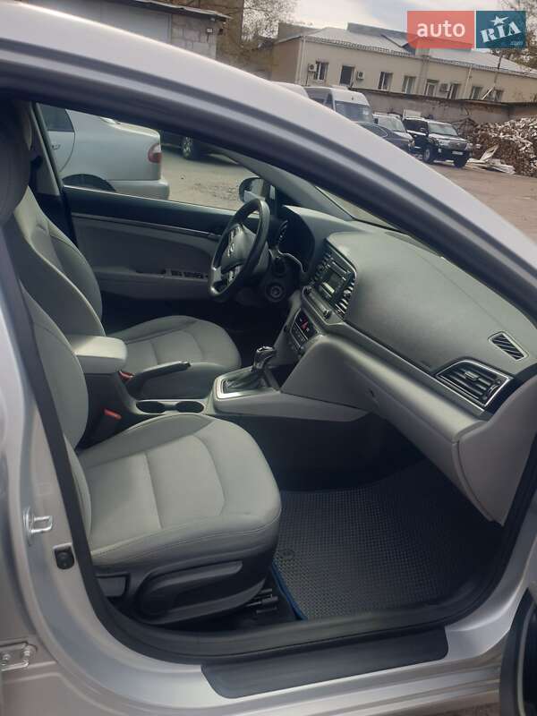 Седан Hyundai Elantra 2016 в Киеве
