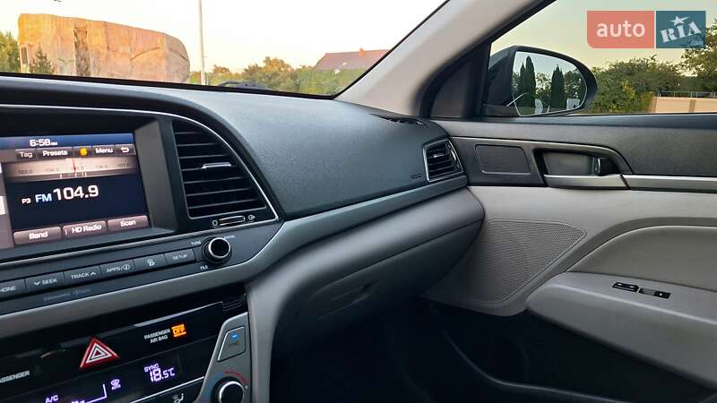Седан Hyundai Elantra 2016 в Одессе