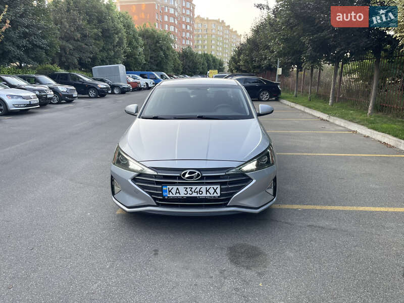 Седан Hyundai Elantra 2018 в Киеве