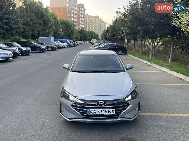 Седан Hyundai Elantra 2018 в Киеве