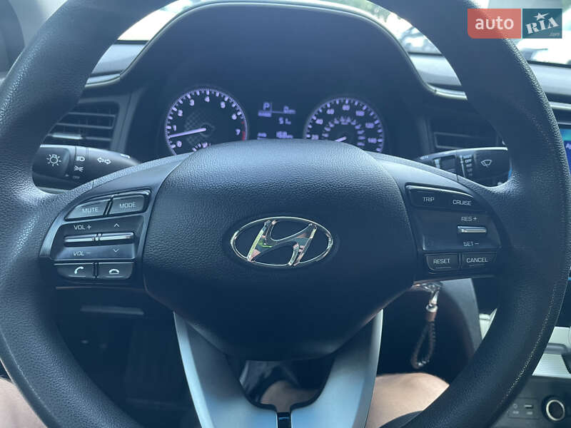 Седан Hyundai Elantra 2018 в Киеве