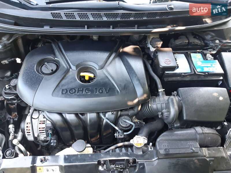 Седан Hyundai Elantra 2015 в Киеве