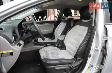 Седан Hyundai Elantra 2017 в 