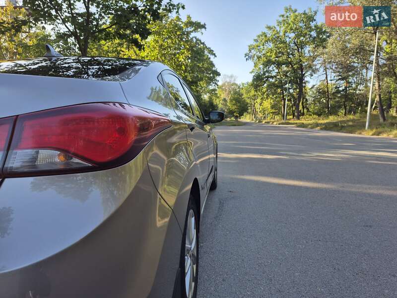 Седан Hyundai Elantra 2014 в Киеве