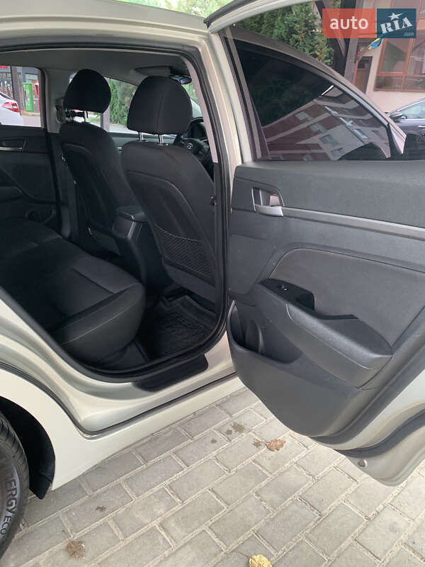 Седан Hyundai Elantra 2018 в Винниках