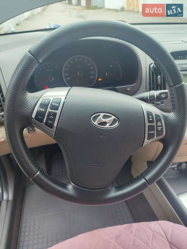 Седан Hyundai Elantra 2010 в Киеве