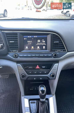 Седан Hyundai Elantra 2017 в 