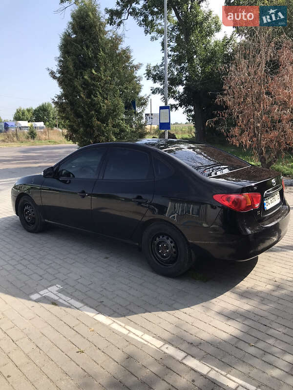 Седан Hyundai Elantra 2010 в Львове