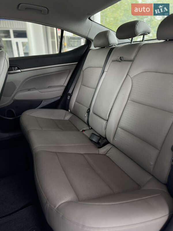 Седан Hyundai Elantra 2016 в Николаеве