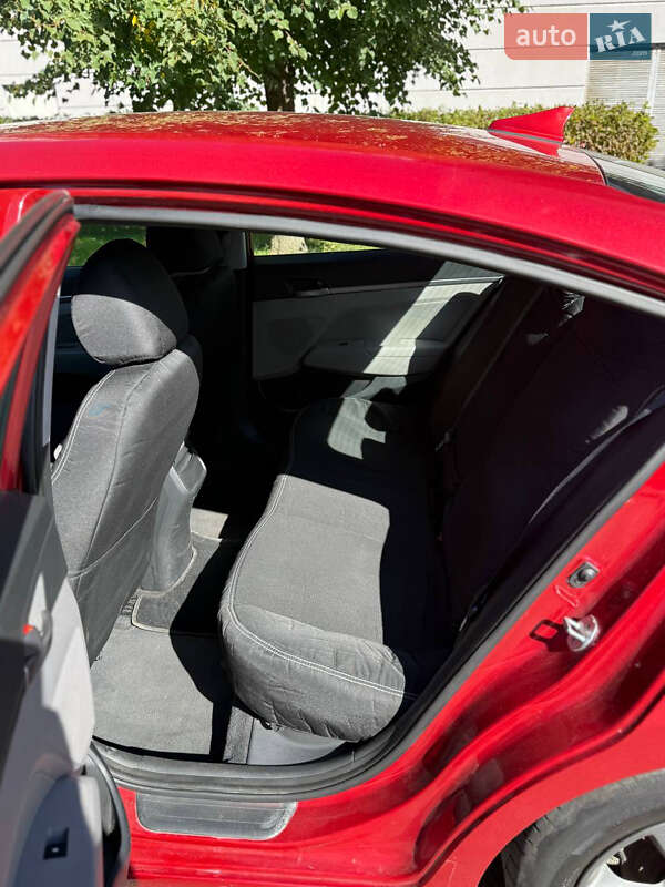 Седан Hyundai Elantra 2016 в Киеве