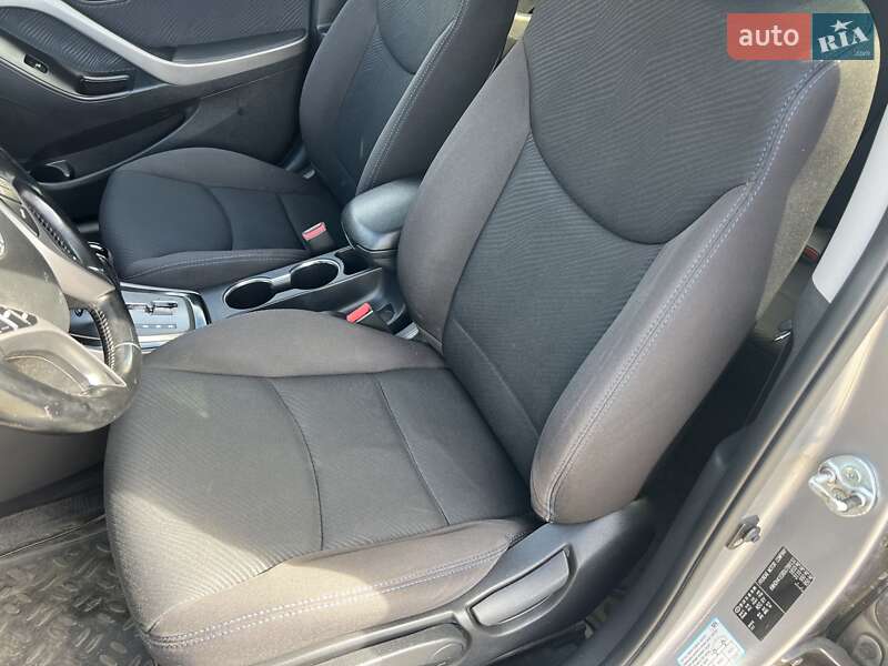 Седан Hyundai Elantra 2013 в Богуславе