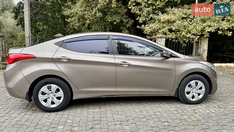 Седан Hyundai Elantra 2013 в Чернівцях