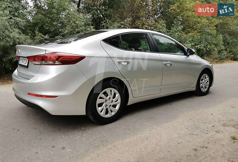 Седан Hyundai Elantra 2018 в Киеве