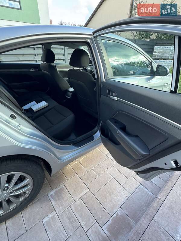 Седан Hyundai Elantra 2019 в Львові