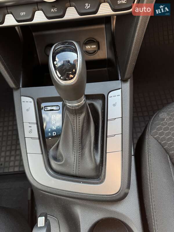 Седан Hyundai Elantra 2019 в Львові