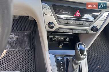Седан Hyundai Elantra 2017 в 