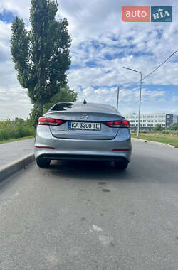 Седан Hyundai Elantra 2017 в 