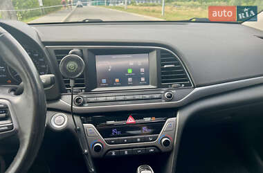 Седан Hyundai Elantra 2017 в 