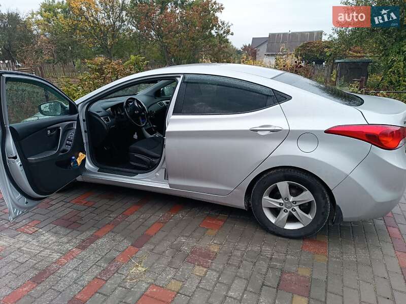 Седан Hyundai Elantra 2013 в Вараше