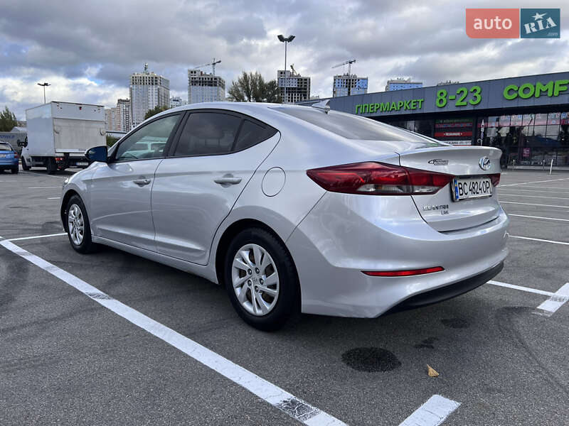Седан Hyundai Elantra 2016 в Киеве