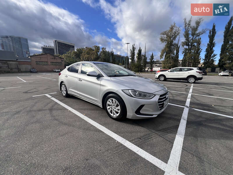 Седан Hyundai Elantra 2016 в Киеве