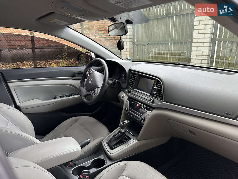 Седан Hyundai Elantra 2016 в Смеле