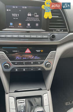 Седан Hyundai Elantra 2018 в 