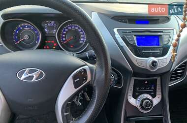 Седан Hyundai Elantra 2012 в  фото 4 Седан Hyundai Elantra 2012 в