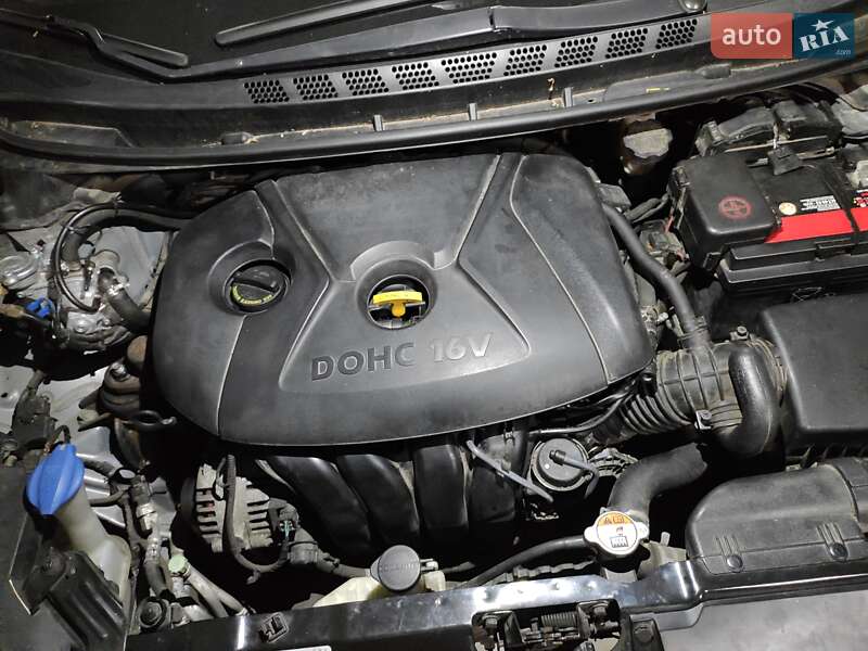 Седан Hyundai Elantra 2015 в Киеве