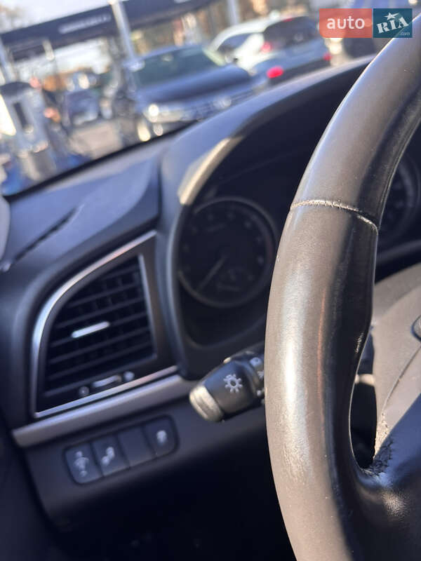 Седан Hyundai Elantra 2016 в Киеве