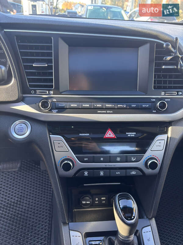 Седан Hyundai Elantra 2016 в Киеве