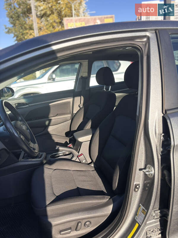 Седан Hyundai Elantra 2016 в Киеве