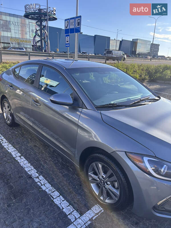 Седан Hyundai Elantra 2016 в Киеве