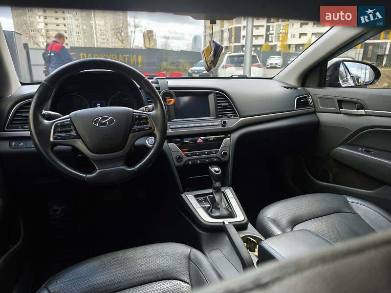 Седан Hyundai Elantra 2016 в Киеве