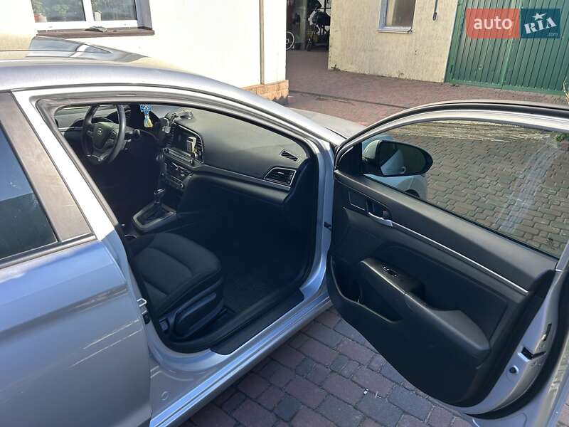 Седан Hyundai Elantra 2016 в Киеве