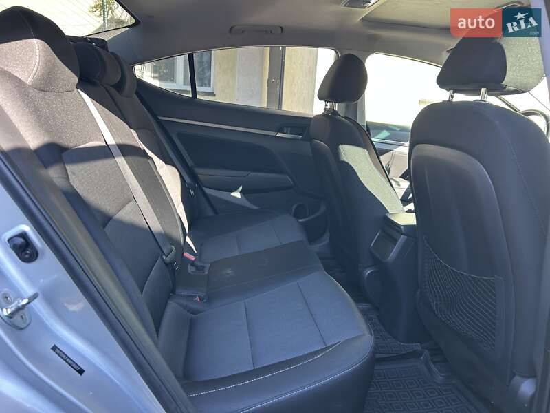 Седан Hyundai Elantra 2016 в Киеве