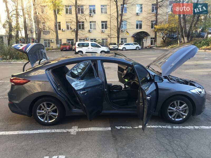 Седан Hyundai Elantra 2018 в Киеве