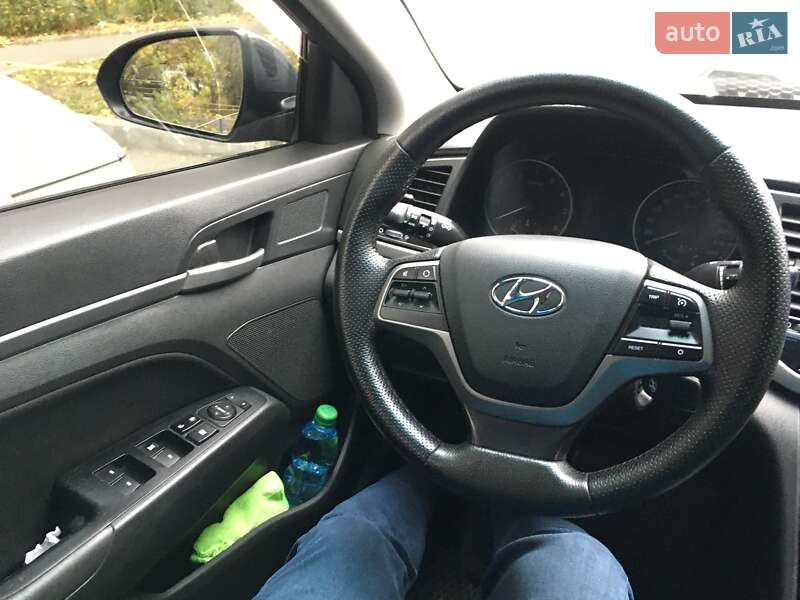 Седан Hyundai Elantra 2018 в Киеве