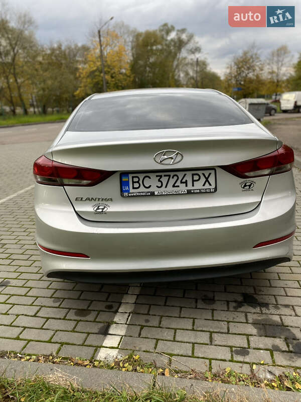 Седан Hyundai Elantra 2016 в Львове