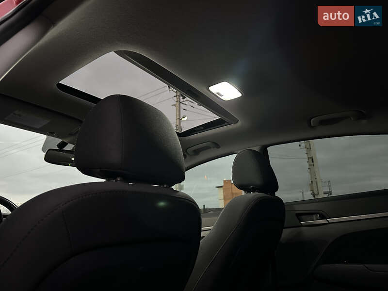 Седан Hyundai Elantra 2016 в Львове