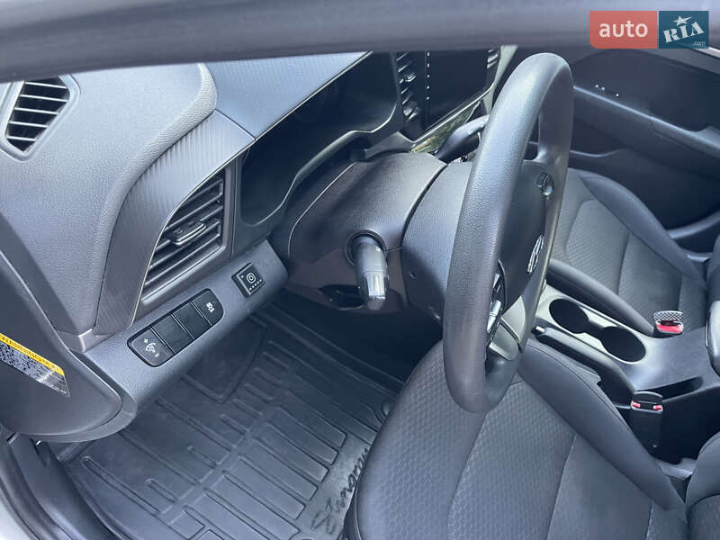 Седан Hyundai Elantra 2018 в Киеве