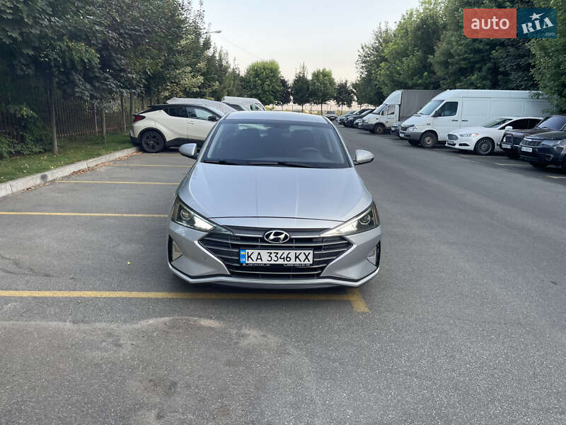 Седан Hyundai Elantra 2018 в Киеве