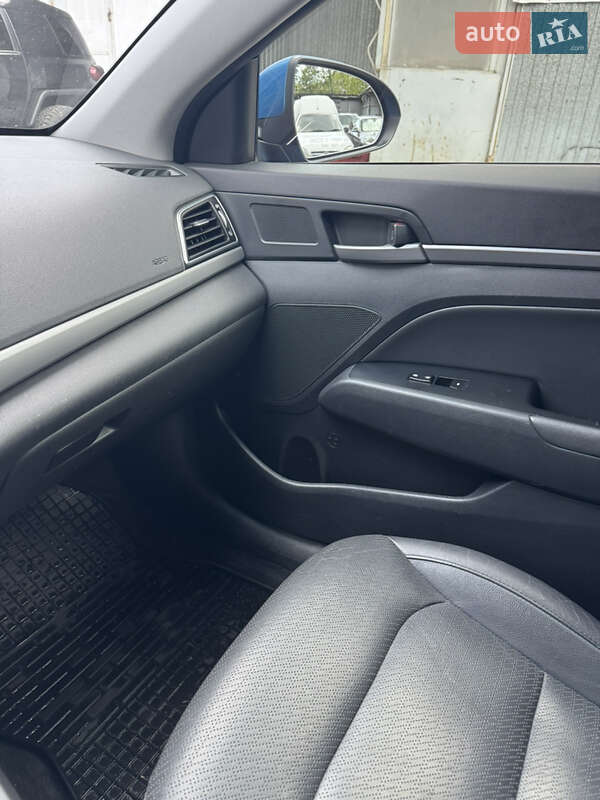 Седан Hyundai Elantra 2017 в Киеве