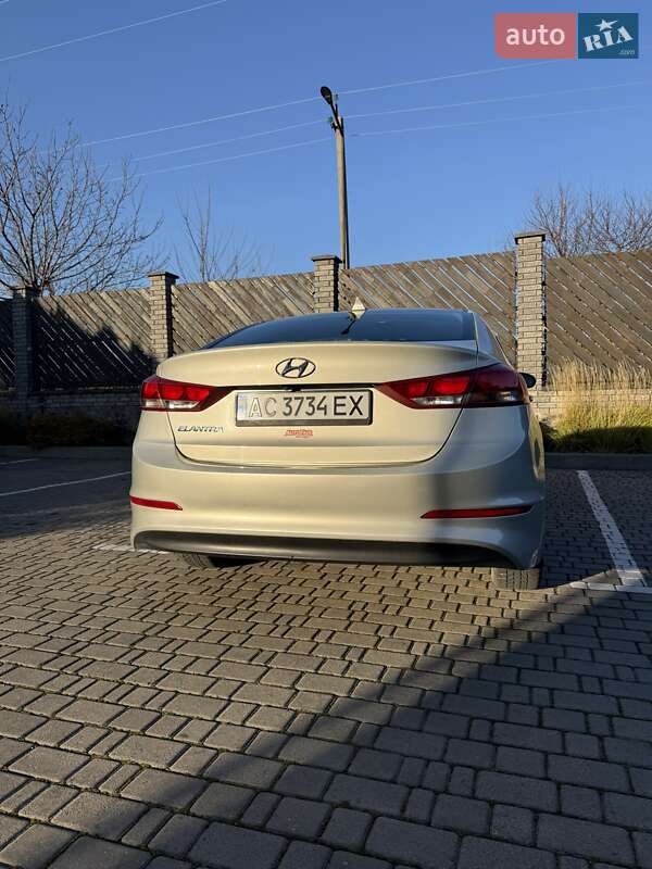 Седан Hyundai Elantra 2016 в Луцке
