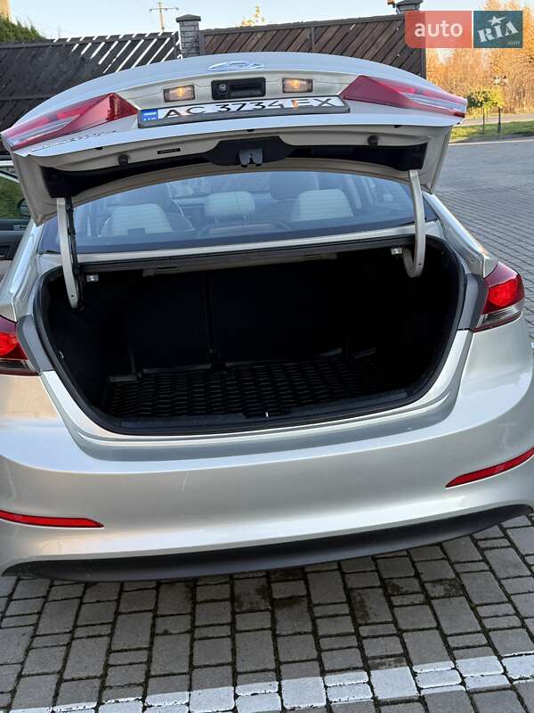 Седан Hyundai Elantra 2016 в Луцке