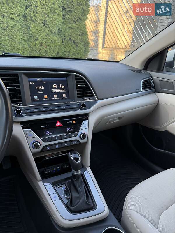 Седан Hyundai Elantra 2016 в Луцке