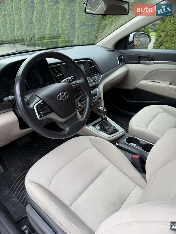 Седан Hyundai Elantra 2016 в Луцке