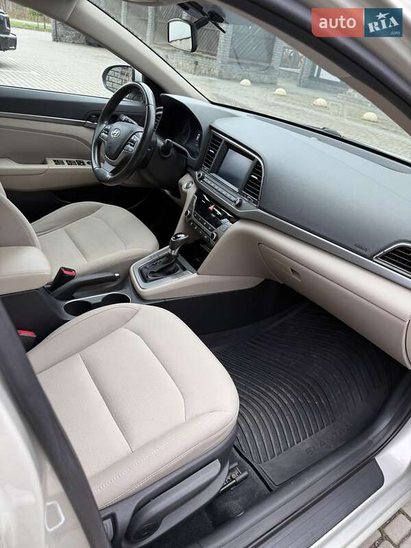 Седан Hyundai Elantra 2016 в Луцке